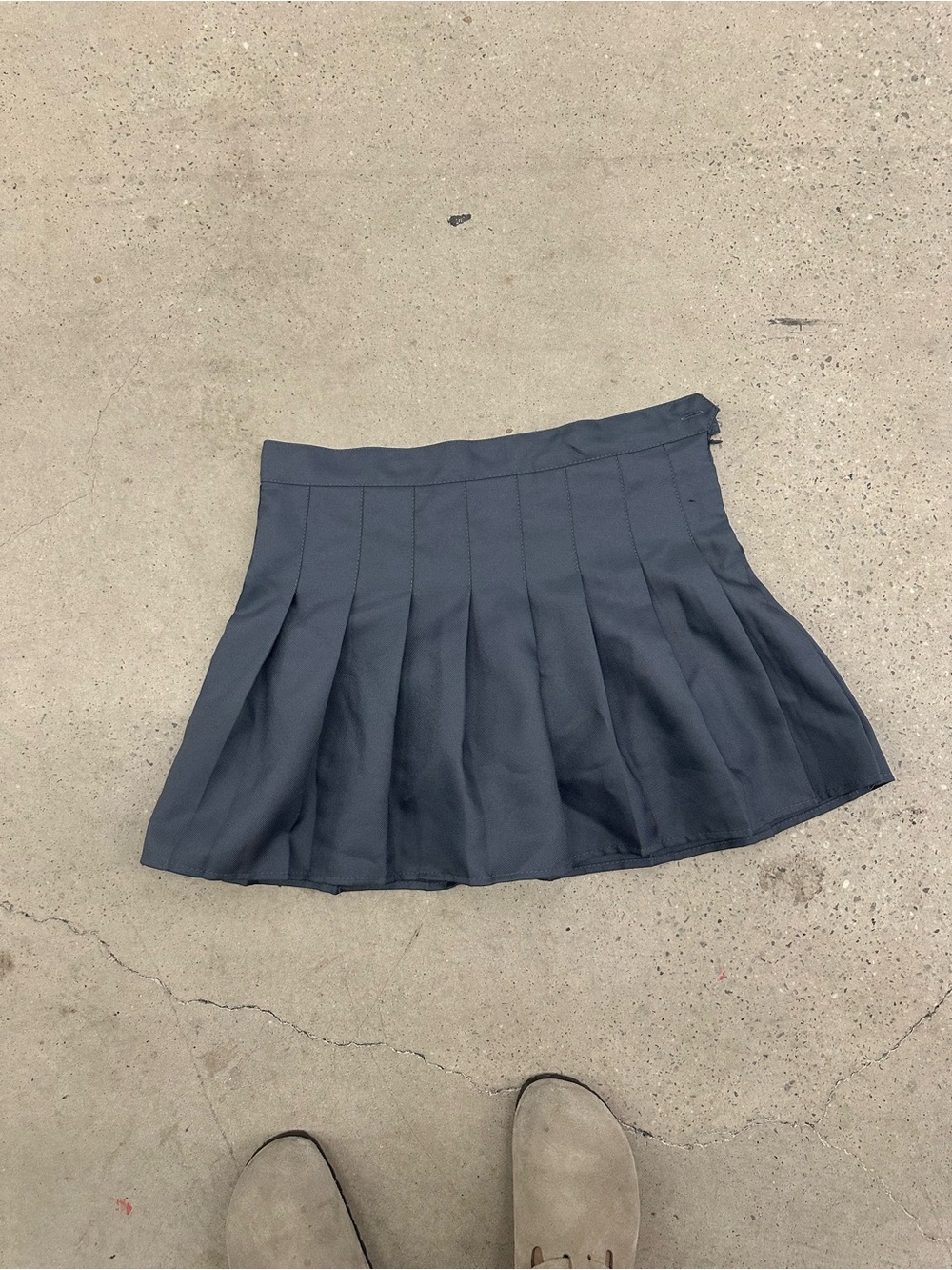 grey pleated skirt